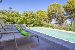 La pileta dentro o cerca de Villa Cala Padri