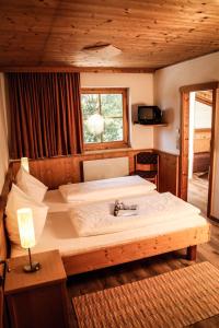 ein Schlafzimmer mit einem großen Bett in einer Hütte in der Unterkunft PEOPLE'S Hotel in Kaprun