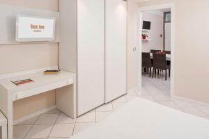 a white office with a desk and a dining room at Blue Lake Residence - Bardolino in Bardolino