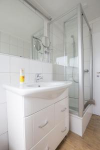 Et badeværelse på Ferienwohnungen Amrumbank + 78 billeder