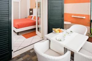 מיטה או מיטות בחדר ב-Blue Lake Residence - Bardolino