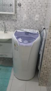 - Baño con lavabo y aseo en Apartamento Santa Clara 86 en Río de Janeiro