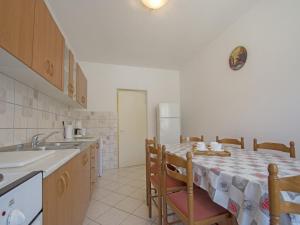 Kuchyň nebo kuchyňský kout v ubytování Apartments Antonio