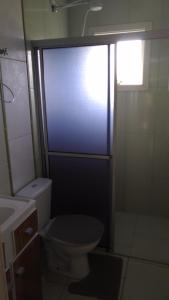 グラマドにあるSossego da Casa Vermelhaのトイレと洗面台のある小さなバスルーム