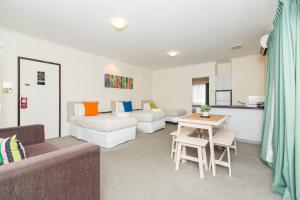 Posezení v ubytování Lincoln Cottage Motor Inn + 26 fotografií