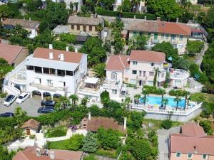 een luchtzicht op een groot huis met een zwembad bij Apartments Villa Palme in Opatija