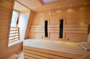 a sauna in a wooden cabin with a window at Villa Strandblick 10 in Zingst