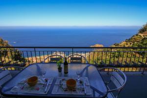 einen Tisch auf einem Balkon mit Meerblick in der Unterkunft Paradise Ocean View by AnaLodges in Porto Moniz