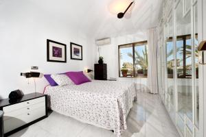 アルテアにあるLa Marの白いベッドルーム(紫色の枕が付いたベッド付)