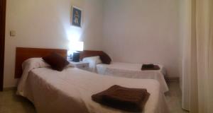 a room with two beds with towels on them at Apartamento Delicia in Belmonte