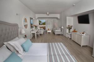 1 dormitorio con 1 cama y sala de estar en Rethymno Palace, en Adelianos Kampos