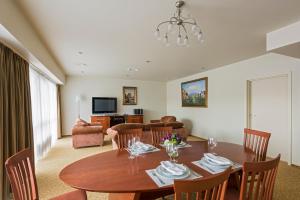 考納斯的住宿－考納斯貝斯特巴提酒店，客厅配有木桌和椅子