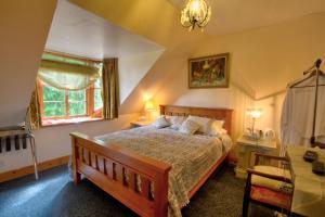 Un dormitorio con una cama grande y una ventana en Glasdair, en Inverness