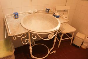 un lavandino in bagno con tazze blu di Casa das Lapinhas a Lagoa