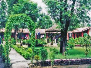 Κήπος έξω από το Rainbow Safari Resort