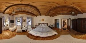 Fruktárium vendégház في Trizs: غرفة كبيرة بسرير وسقف خشبي