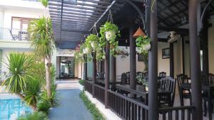 ein Restaurant mit Pflanzen an der Decke in der Unterkunft Starfruit Villa in Hoi An