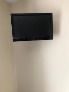 a flat screen tv hanging on a wall at Derreen Tighue House in Tralee