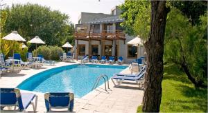 格塞尔镇特拉萨斯俱乐部酒店的一个带蓝色椅子的游泳池