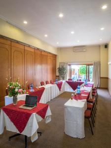 ห้องอาหารหรือที่รับประทานอาหารของ The Elegant Lodge Menlo Park