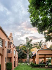 Blick auf den Innenhof eines Gebäudes in der Unterkunft The Elegant Lodge Menlo Park in Pretoria