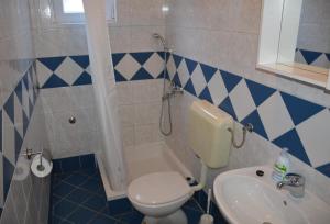 Ein Badezimmer in der Unterkunft Apartments Burcul Pag