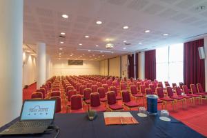 sala konferencyjna z laptopem na stole i krzesłami w obiekcie Hotel Viest w mieście Vicenza +37 zdjęć