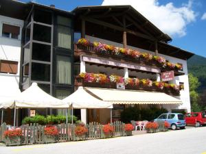 un edificio con flores a un lado. en Albergo Bellavista, en Castello Tesino