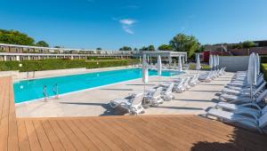 basen z leżakami i parasolami w obiekcie Hotel Viest w mieście Vicenza