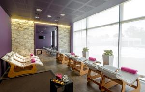 poczekalnia z białymi krzesłami i ceglaną ścianą w obiekcie Hotel Viest w mieście Vicenza