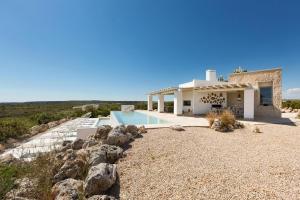 una villa con piscina y una casa en Villa Chianca by Perle di Puglia, en San Pietro in Bevagna