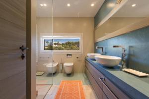 un baño con dos lavabos y dos inodoros en Villa Chianca by Perle di Puglia, en San Pietro in Bevagna 46 fotos más