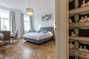 una camera con letto, tavolo e sedie di Easy Vienna 15 a Vienna