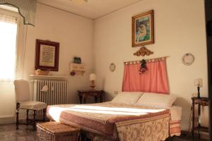 フィレンツェにあるBed and Breakfast Orsiniのベッドルーム1室(赤いカーテン付きのベッド1台付)