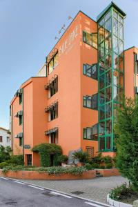 un bâtiment orange avec un panneau sur son côté dans l'établissement Blue Lake Residence - Bardolino, à Bardolino