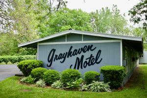 znak na boku budynku w obiekcie The Grayhaven Motel w mieście Ithaca