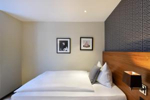 Postel nebo postele na pokoji v ubytování Hotel City Zürich Design & Lifestyle