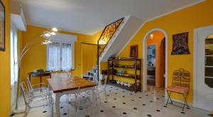 ジェノヴァにあるB&B La Rosa Segretaの黄色の壁のダイニングルーム(テーブル、椅子付)