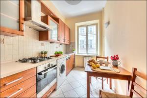 Kuchyňa alebo kuchynka v ubytovaní P&O Apartments Piwna