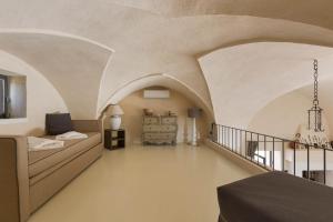een woonkamer met gewelfde plafonds en een bank bij Casale Cimino by BarbarHouse in Ostuni +19 foto's