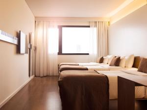 Esplendor by Wyndham Asuncion tesisinde bir odada yatak veya yataklar