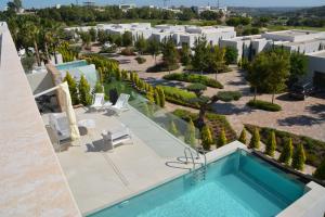una vista aérea de la piscina de un resort en Limonero 17, golf club in Las Colinas, en Orihuela Costa