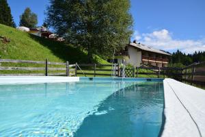 Bazén v ubytování Gasthof Hotel IFENBLICK nebo v jeho okolí