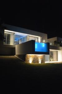 オリフエラ・コスタにあるLimonero 17, golf club in Las Colinasの青い看板の家
