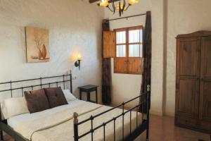 Martín de la JaraにあるHotel Rural Hoyo Bautistaの窓のある部屋にベッドがある寝室 +75枚の写真