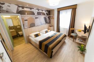 ein Hotelzimmer mit einem Bett und einem Spiegel in der Unterkunft Garni hotel Castle Bridge in Český Krumlov