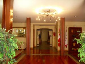 a hallway with a large ceiling fan and a hallway with a hallway at Hotel Rural Vado del Duratón in Sepúlveda