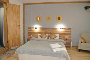 1 dormitorio con 1 cama con 2 espejos en la pared en Mini Hotel on Demiivska, en Kiev