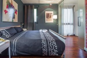 パドヴァにあるCasa Gaia Padovaのベッドルーム1室(大型ベッド1台付)