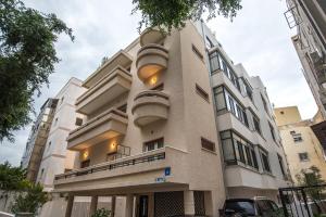 een groot appartementencomplex met een groot gebouw bij Reines5 TLV in Tel Aviv